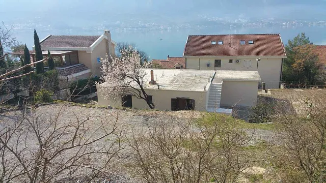 Zum Verkauf steht ein Haus mit großem Grundstück in Dobrota, — photo 32